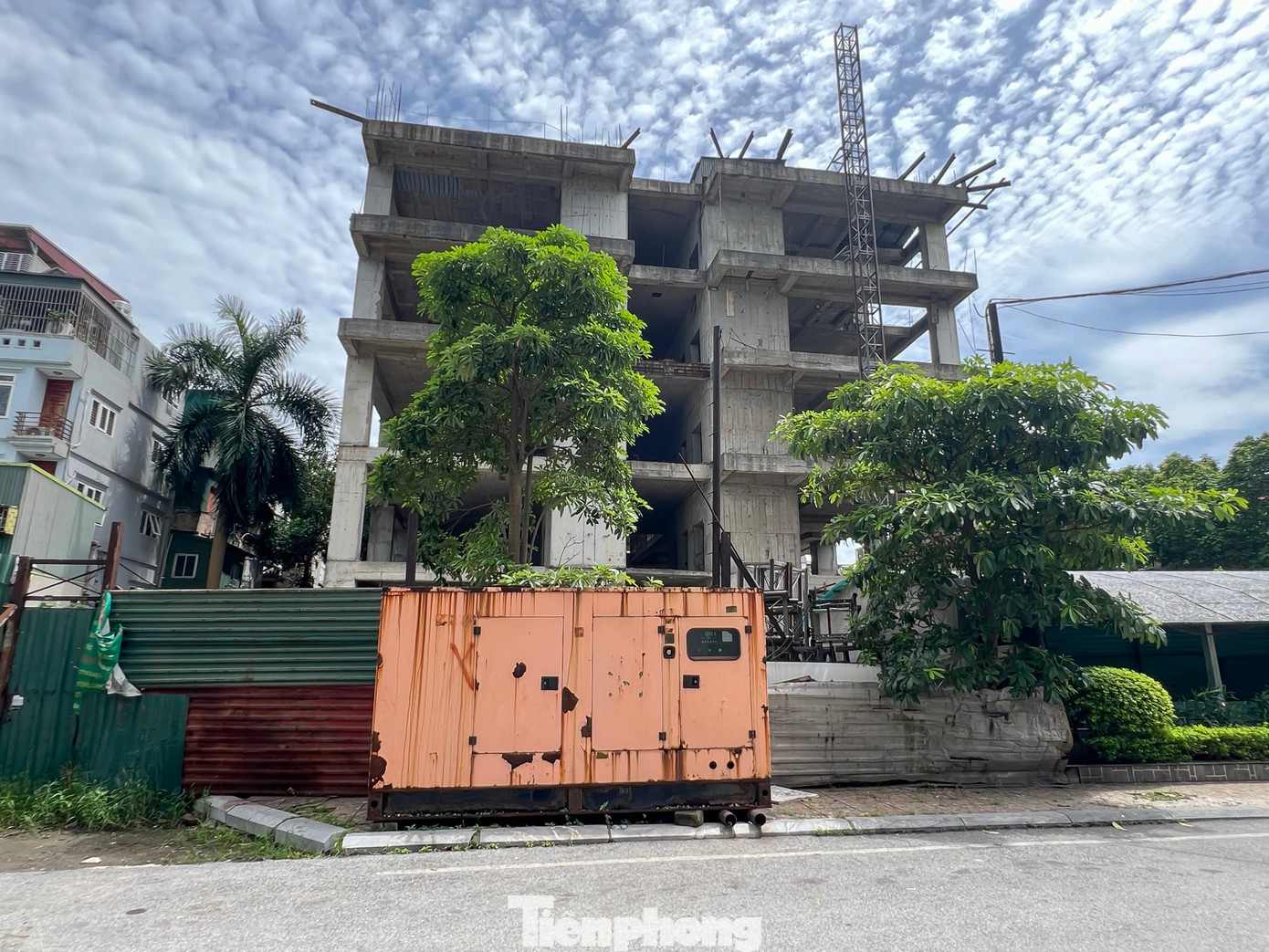 Ở phía khác của công trình, máy móc và trang thiết bị bỏ lại giữa đường, gây lãng phí tài nguyên.