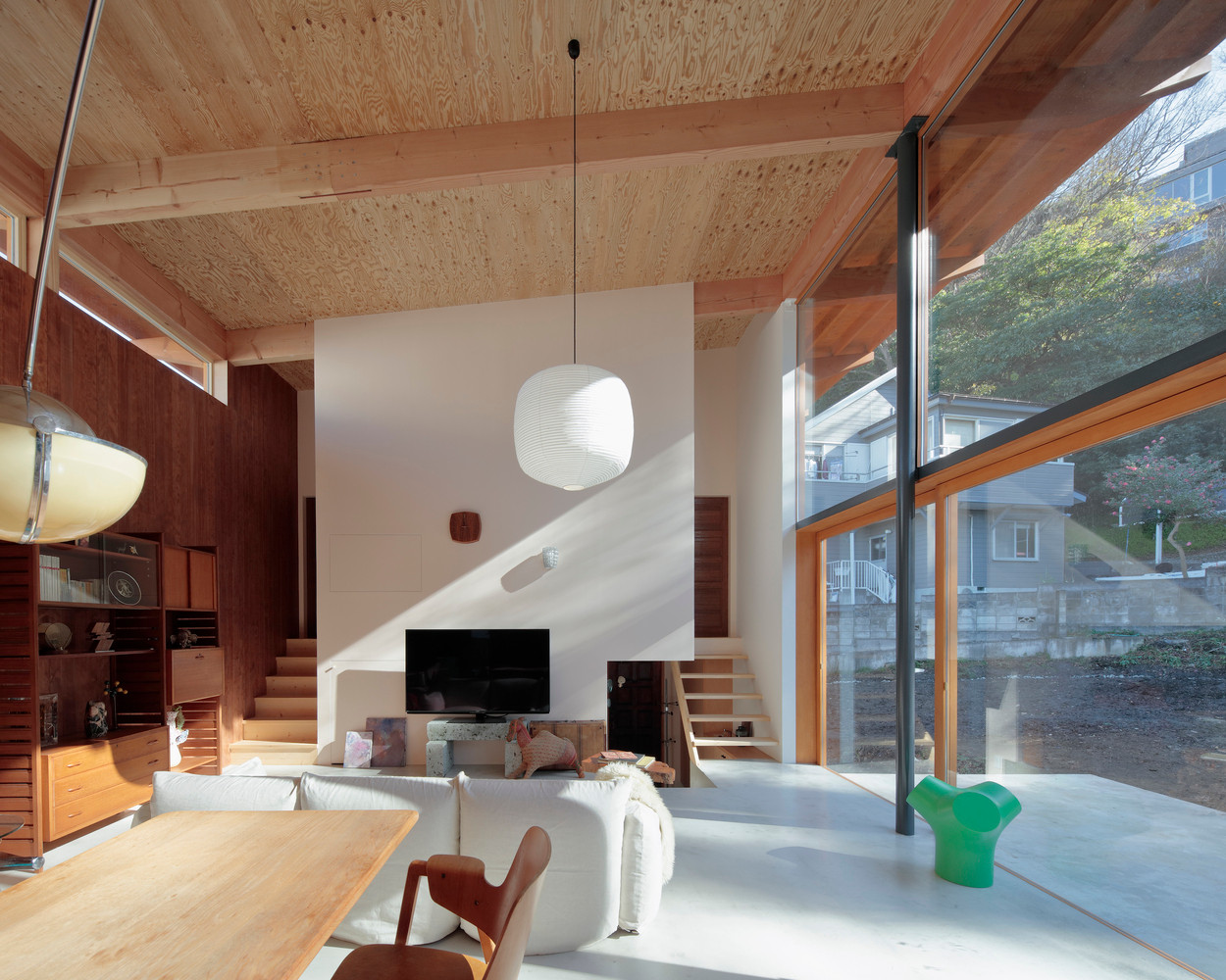 Thiết kế các phòng ngủ được bố trí hai bên, và được đặt ở vị trí cao hơn so với không gian sinh hoạt chung nhằm để đảm bảo sự riêng tư.