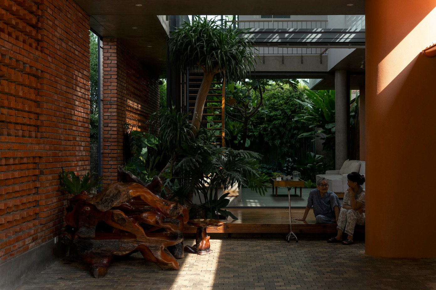 Công trình chủ yếu sử dụng vật liệu địa phương, không chỉ giúp giảm chi phí xây dựng mà còn tăng cường tính bền vững của ngôi nhà.