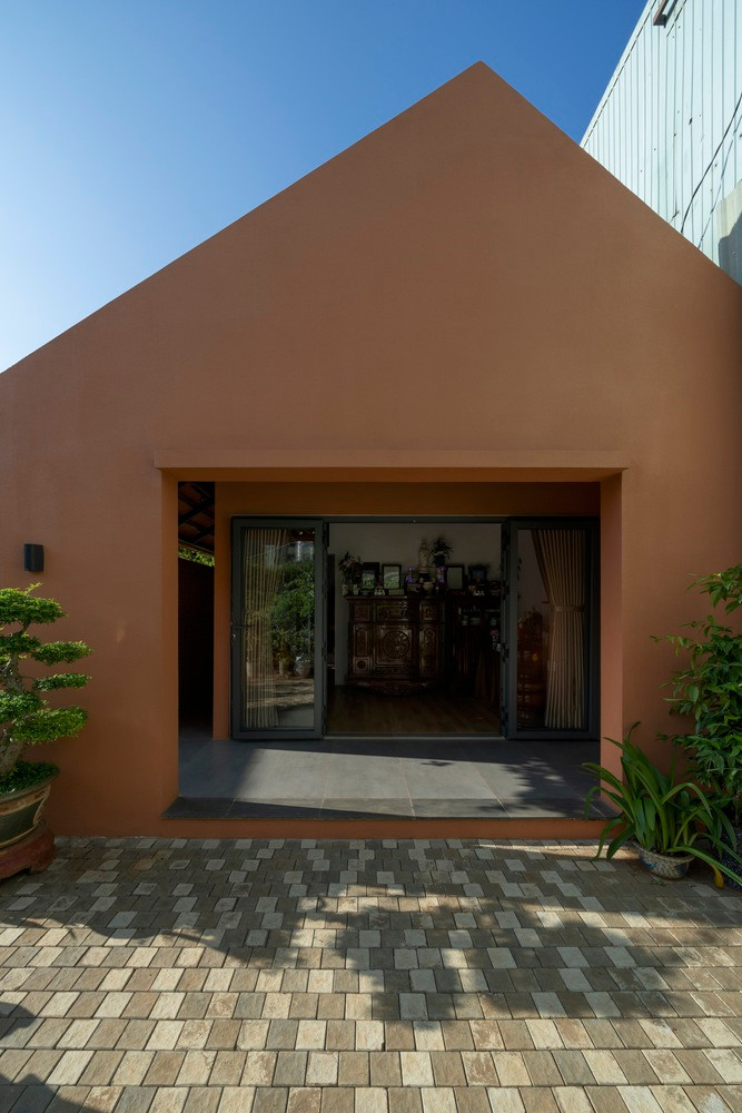 Các cấu trúc cũ và mới được kết nối bằng một hiên nhà. Kiến trúc của ngôi nhà thể hiện bản chất của một ngôi nhà dài và tinh thần của một ngôi nhà truyền thống miền Bắc.