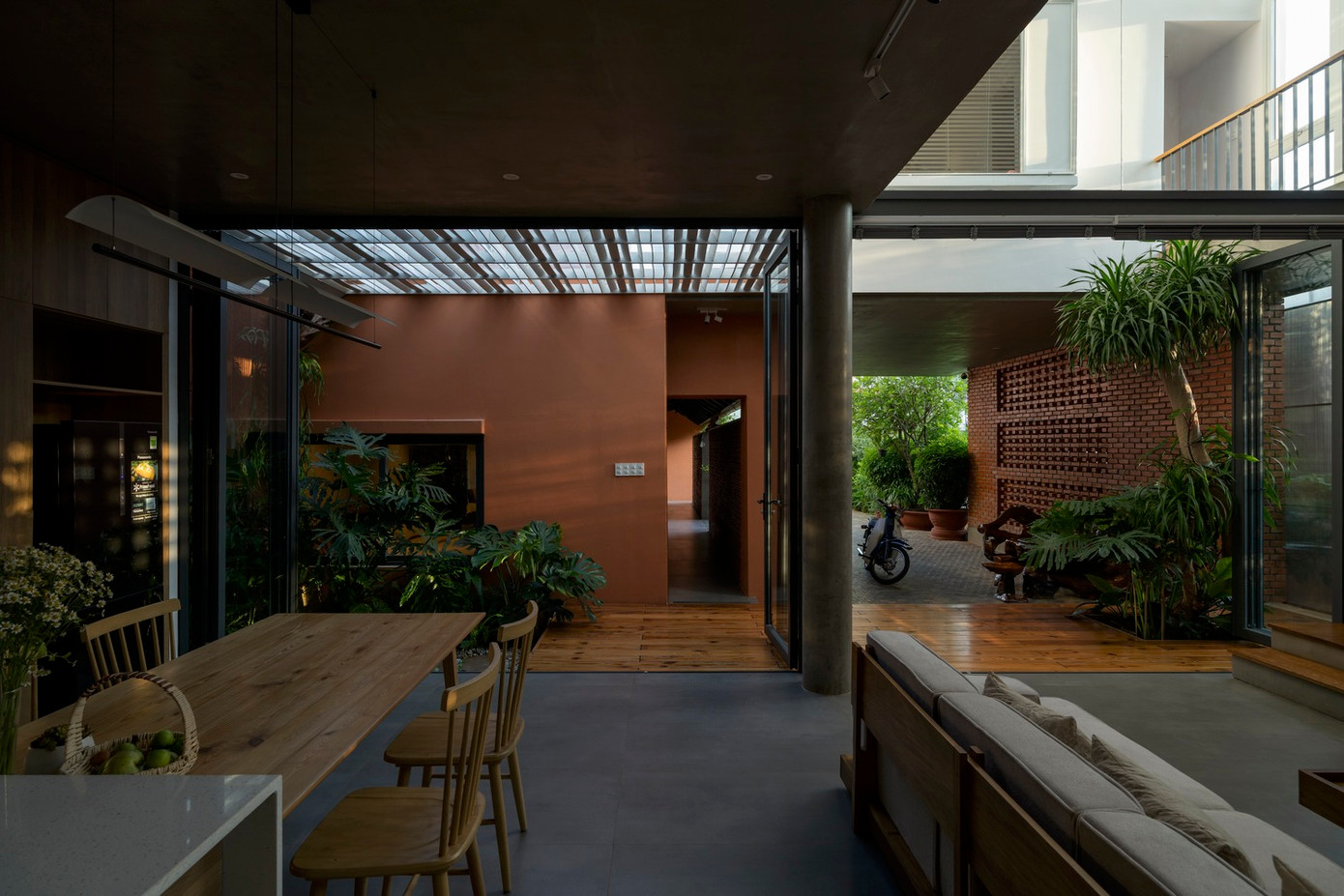 Các yếu tố hiện đại và truyền thống được đan xen liền mạch vào kiến trúc và mọi không gian sống.