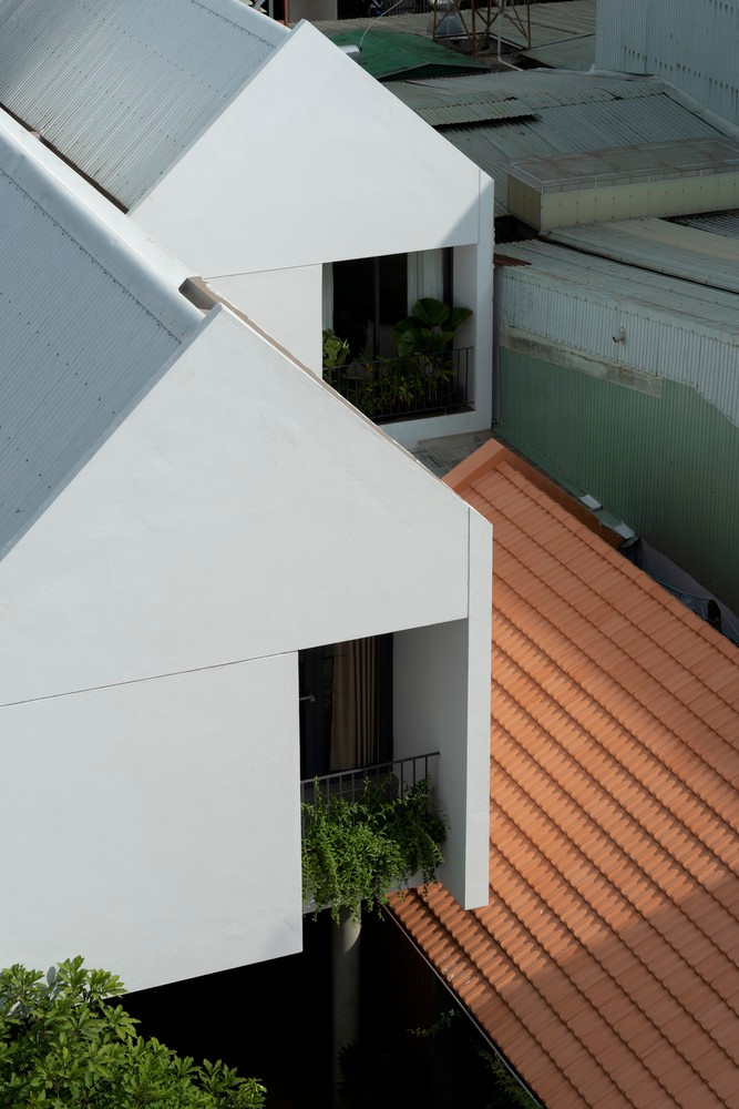 Do đó, từ lô đất hiện hữu có một ngôi nhà cũ với diện tích sàn khoảng 80m2, để đáp ứng nhu cầu không gian sống cho ba thế hệ, kiến trúc sư quyết định giữ lại cấu trúc cũ để cải tạo, đồng thời thêm vào một tòa nhà mới.