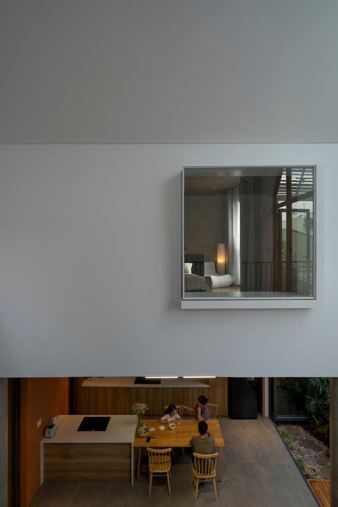 Hình ảnh ngôi nhà, khu vườn và con người tạo nên một câu chuyện giống như phim, lưu giữ những ký ức đan xen với quá trình phát triển của các thành viên trong nhà.