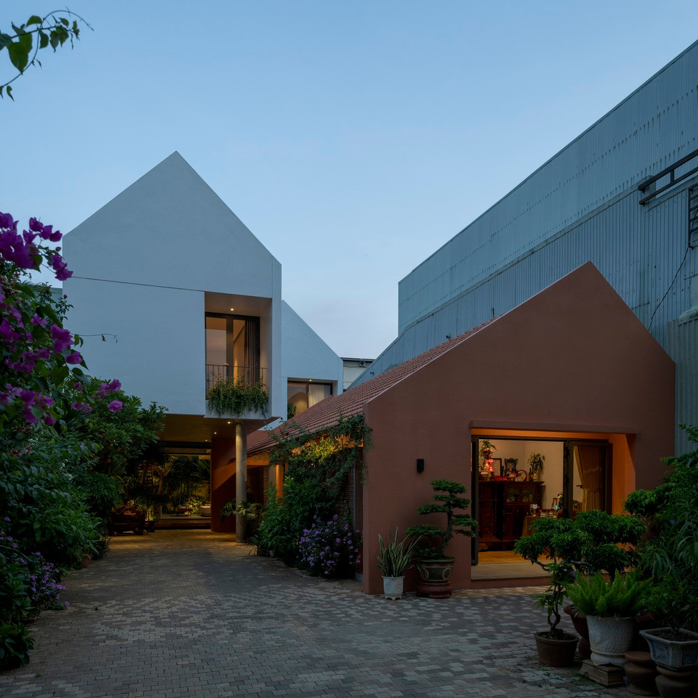 Các cấu trúc cũ và mới được kết nối bằng một hiên nhà. Kiến trúc của ngôi nhà thể hiện bản chất của một ngôi nhà dài và tinh thần của một ngôi nhà truyền thống miền Bắc.