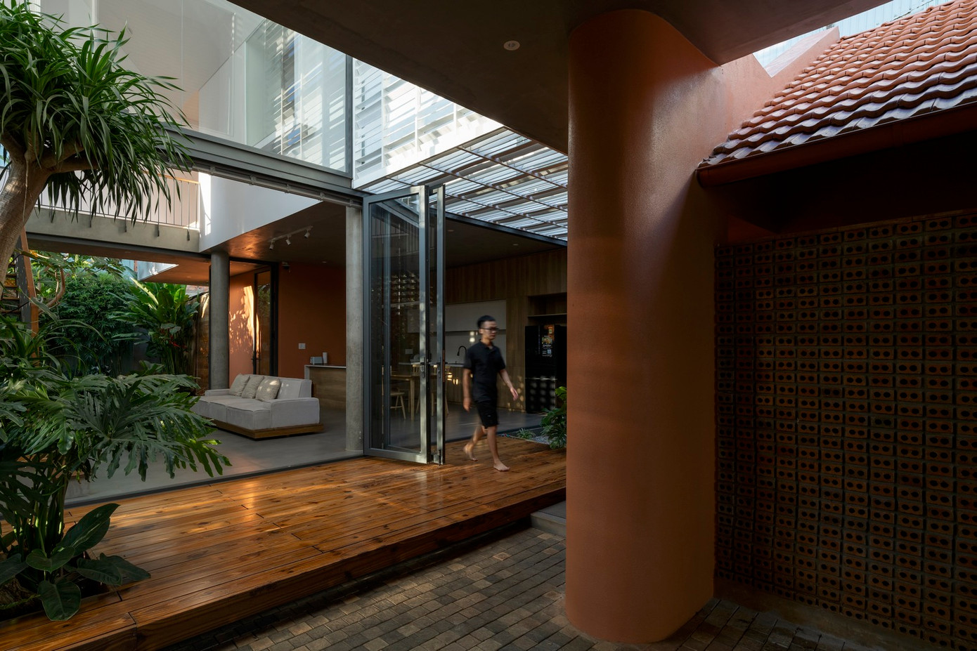 Công trình chủ yếu sử dụng vật liệu địa phương, không chỉ giúp giảm chi phí xây dựng mà còn tăng cường tính bền vững của ngôi nhà.