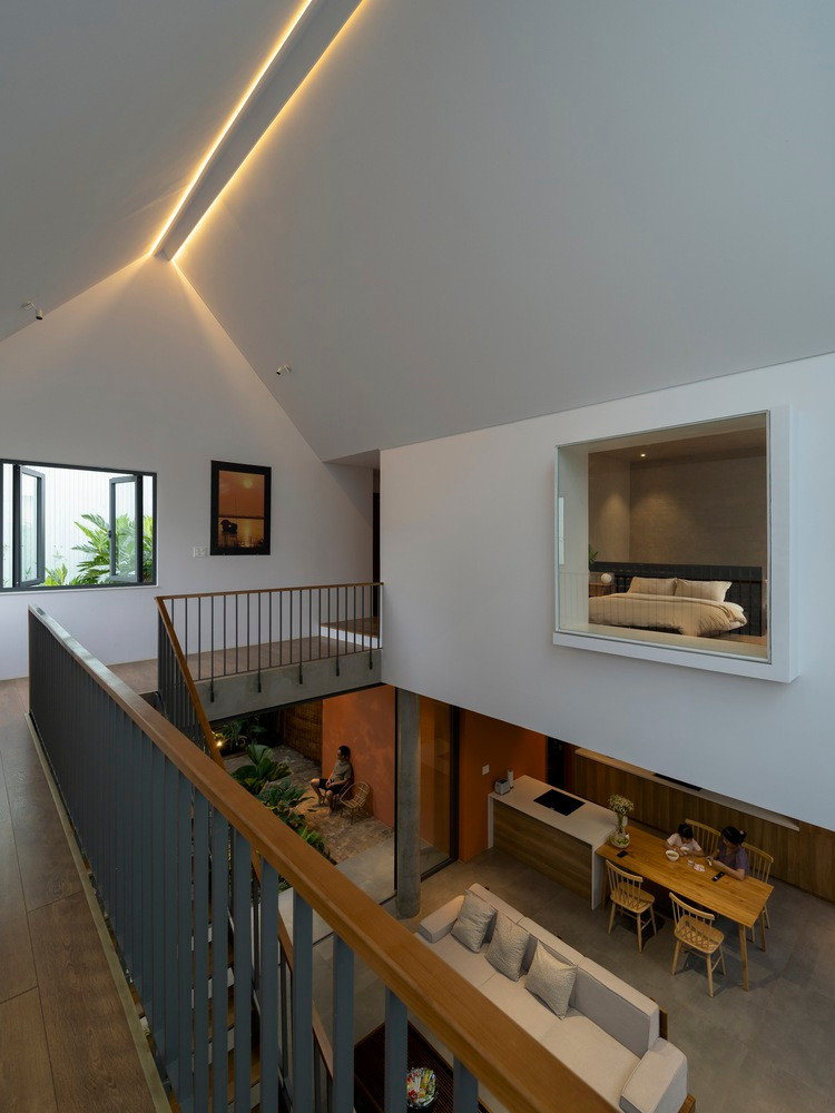 Hình ảnh ngôi nhà, khu vườn và con người tạo nên một câu chuyện giống như phim, lưu giữ những ký ức đan xen với quá trình phát triển của các thành viên trong nhà.