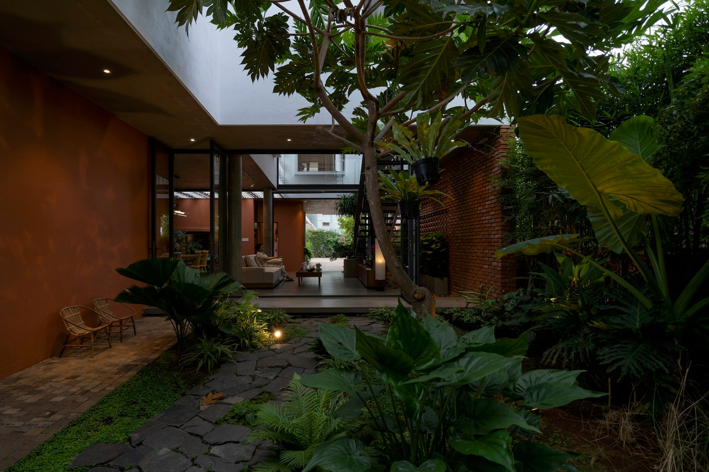 Các khu vườn được bố trí xung quanh ngôi nhà, xen kẽ với các sân trong và giếng trời, kết hợp không gian xanh với khu vực sinh hoạt, làm mờ ranh giới giữa không gian trong nhà và ngoài trời.