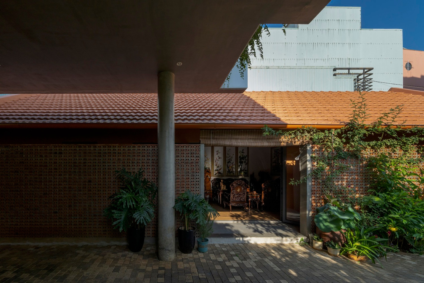 Các yếu tố hiện đại và truyền thống được đan xen liền mạch vào kiến trúc và mọi không gian sống.