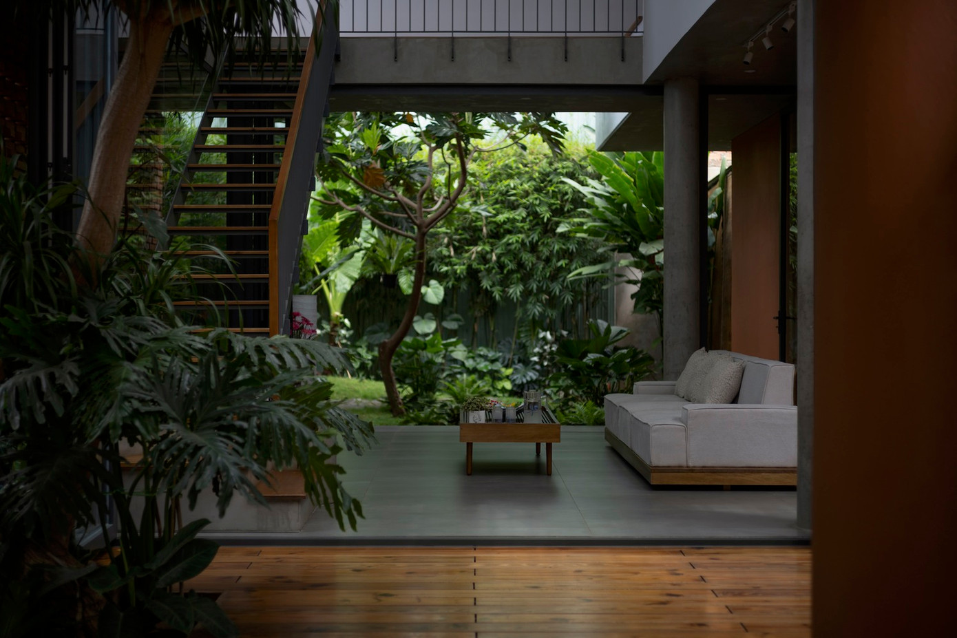 Các khu vườn được bố trí xung quanh ngôi nhà, xen kẽ với các sân trong và giếng trời, kết hợp không gian xanh với khu vực sinh hoạt, làm mờ ranh giới giữa không gian trong nhà và ngoài trời.