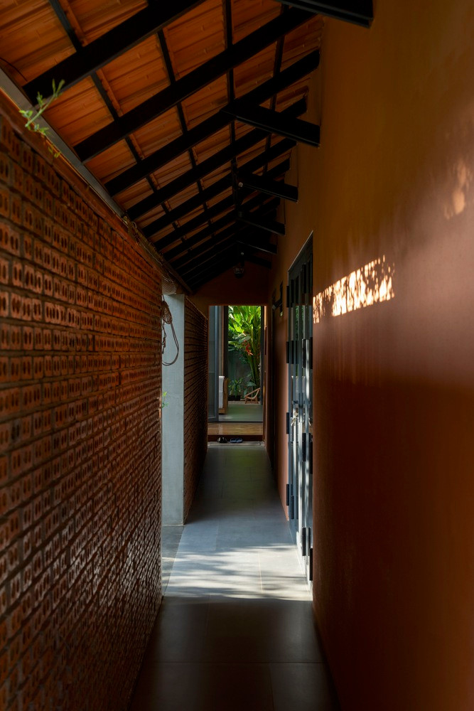 Hình ảnh ngôi nhà, khu vườn và con người tạo nên một câu chuyện giống như phim, lưu giữ những ký ức đan xen với quá trình phát triển của các thành viên trong nhà.