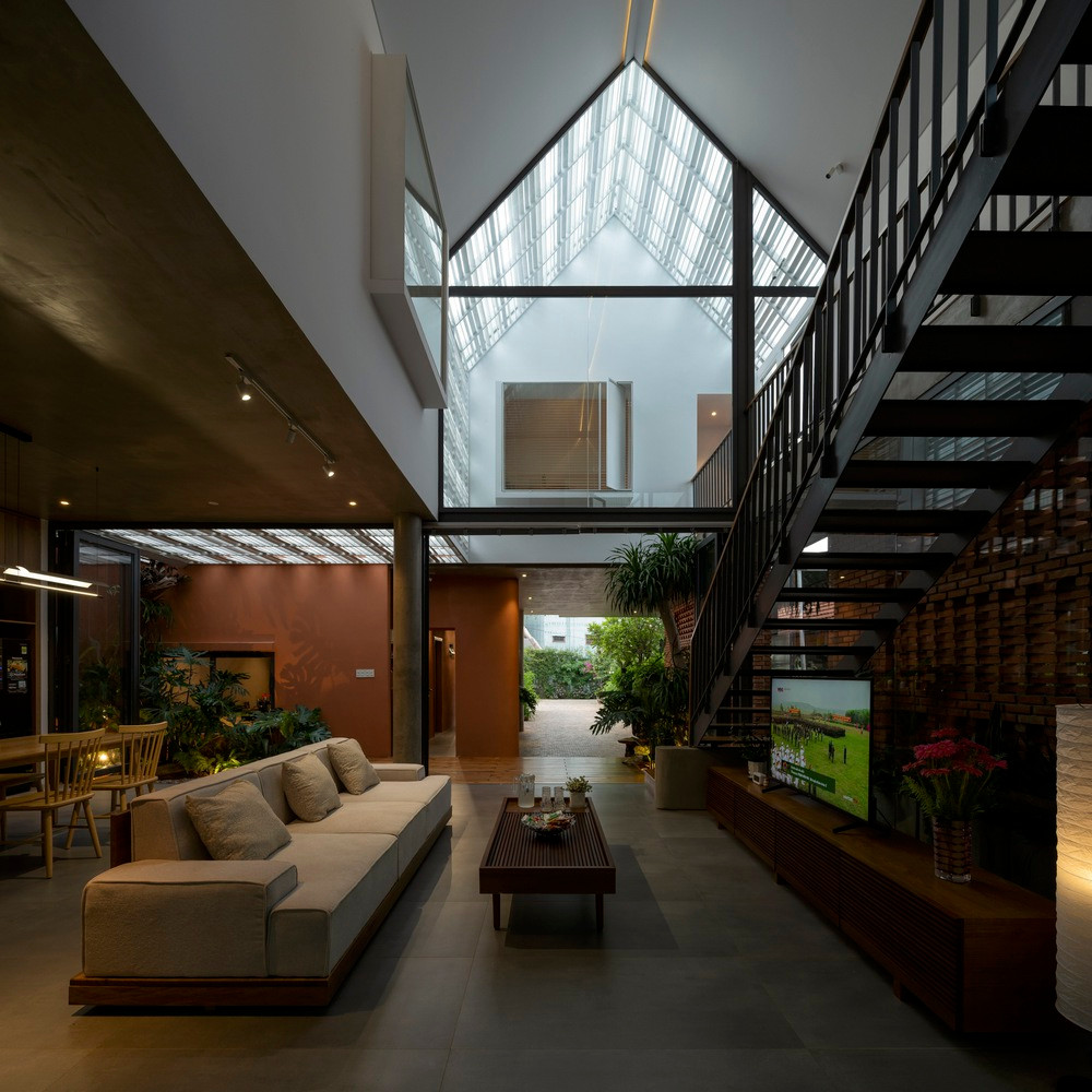 Hình ảnh ngôi nhà, khu vườn và con người tạo nên một câu chuyện giống như phim, lưu giữ những ký ức đan xen với quá trình phát triển của các thành viên trong nhà.