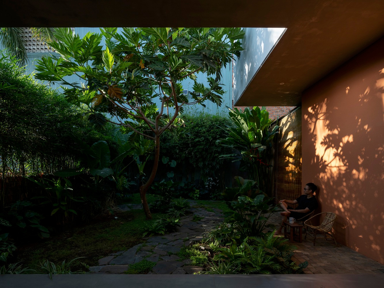 Các khu vườn được bố trí xung quanh ngôi nhà, xen kẽ với các sân trong và giếng trời, kết hợp không gian xanh với khu vực sinh hoạt, làm mờ ranh giới giữa không gian trong nhà và ngoài trời.