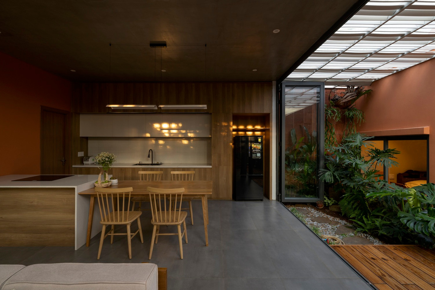 Khu vực ngủ nghỉ được bố trí ở tầng hai, cho phép toàn bộ tầng trệt dành cho các hoạt động chung như phòng khách và bếp.