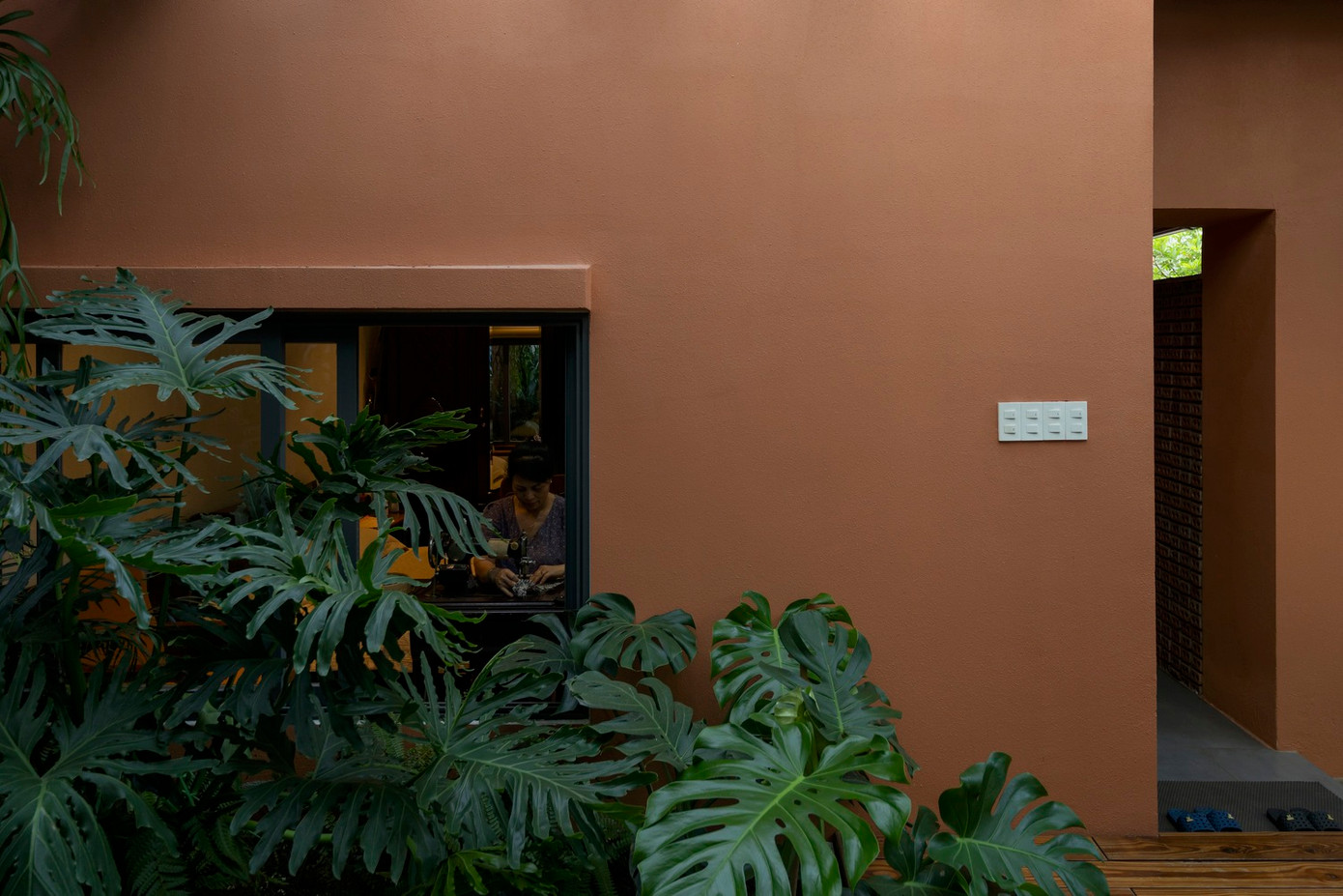 Các khu vườn được bố trí xung quanh ngôi nhà, xen kẽ với các sân trong và giếng trời, kết hợp không gian xanh với khu vực sinh hoạt, làm mờ ranh giới giữa không gian trong nhà và ngoài trời.