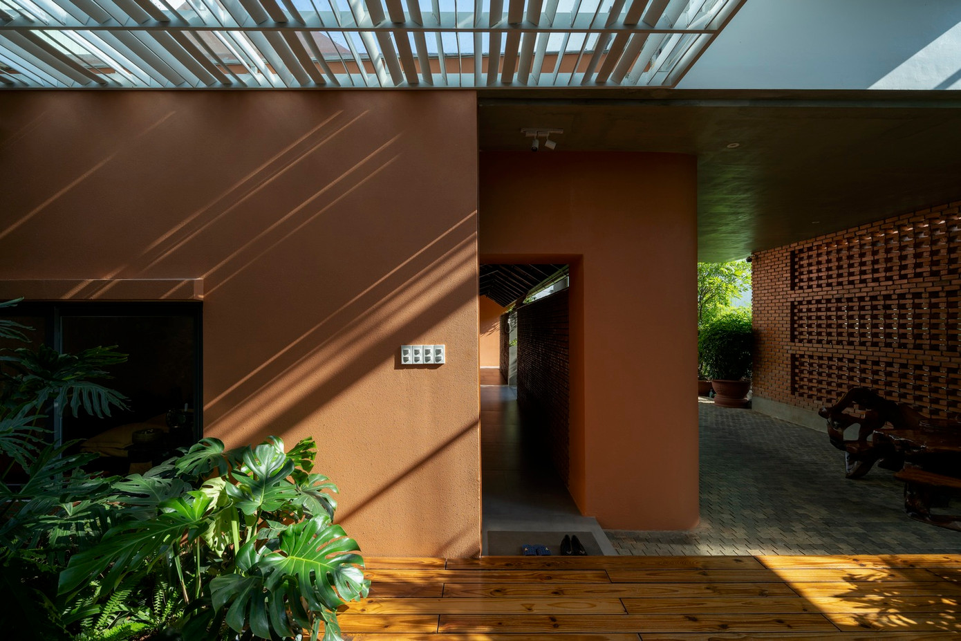 Phần nhà cũ có phòng thờ tổ tiên, phòng truyền thống và phòng ngủ của cha mẹ. Ngược lại, phần mới có không gian sinh hoạt chung, phòng ngủ cho con cái và cháu chắt.