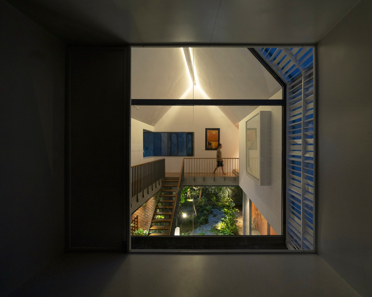 Phần nhà cũ có phòng thờ tổ tiên, phòng truyền thống và phòng ngủ của cha mẹ. Ngược lại, phần mới có không gian sinh hoạt chung, phòng ngủ cho con cái và cháu chắt.