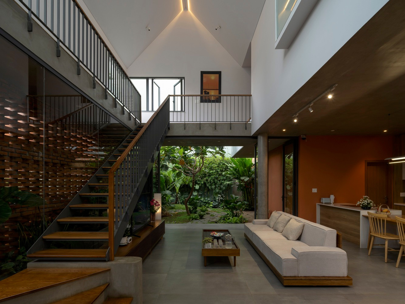 Khu vực ngủ nghỉ được bố trí ở tầng hai, cho phép toàn bộ tầng trệt dành cho các hoạt động chung như phòng khách và bếp.