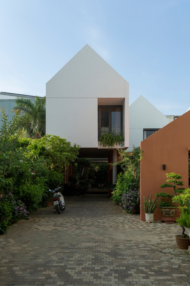 Do đó, từ lô đất hiện hữu có một ngôi nhà cũ với diện tích sàn khoảng 80m2, để đáp ứng nhu cầu không gian sống cho ba thế hệ, kiến trúc sư quyết định giữ lại cấu trúc cũ để cải tạo, đồng thời thêm vào một tòa nhà mới.