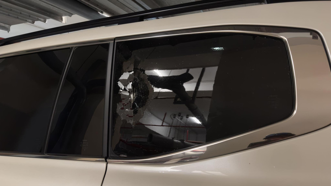 Phần kính cửa sổ xe ô tô của anh Thiên bị đập vỡ. Ảnh: Đ.T. Phần kính cửa sổ xe ô tô của anh Thiên bị đập vỡ. Ảnh: Đ.T.