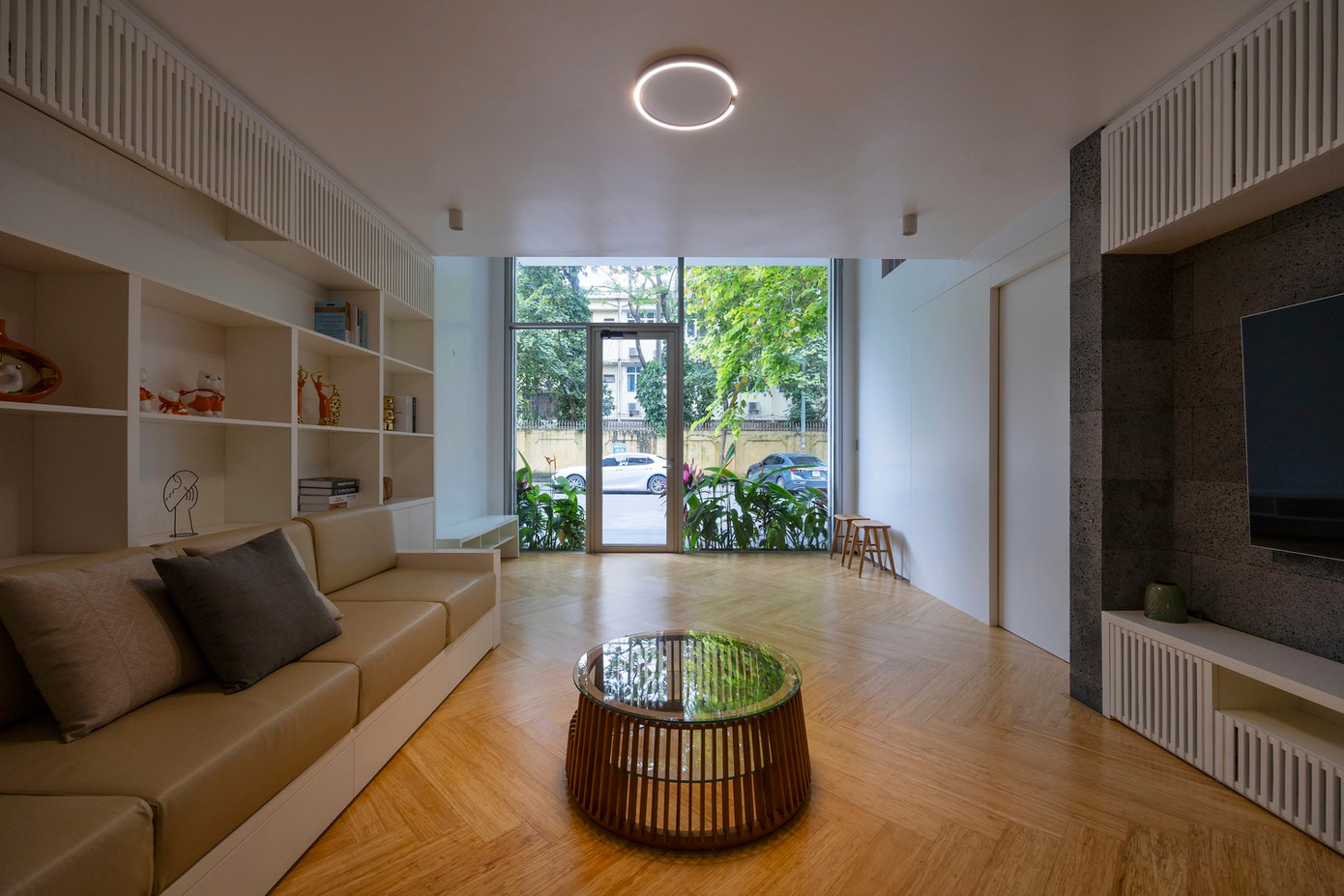 Tầng trệt là không gian mở, được chia thành hai sảnh chính dẫn lên tầng trên và trực tiếp vào phòng khách. Trong tương lai, chủ nhà có kế hoạch chuyển đổi khu vực này thành nơi kinh doanh.