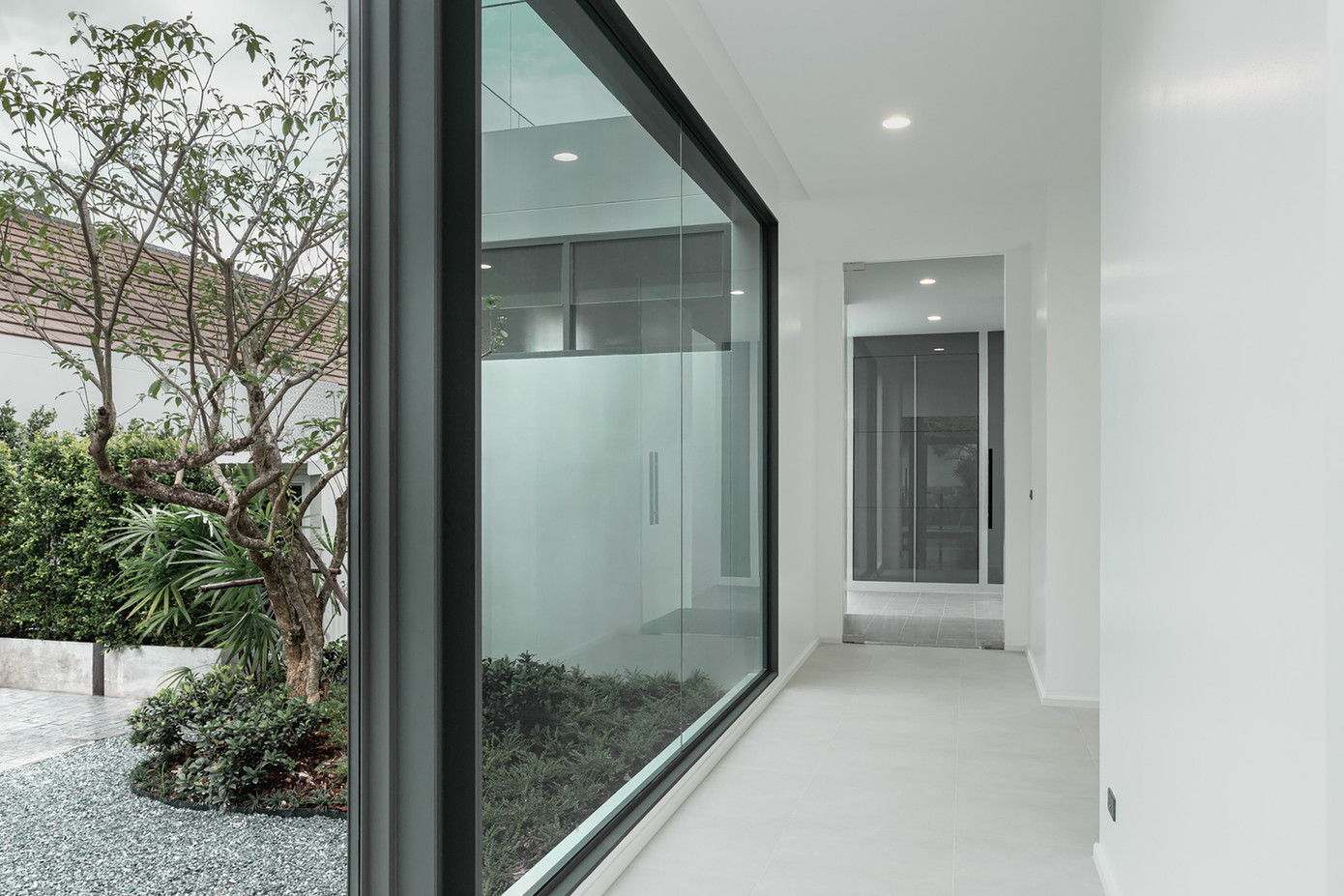 Các bức tường được tạo thành từ trần bê tông đúc, cho thấy sự pha trộn giữa độ mịn và độ nhám trên bề mặt.