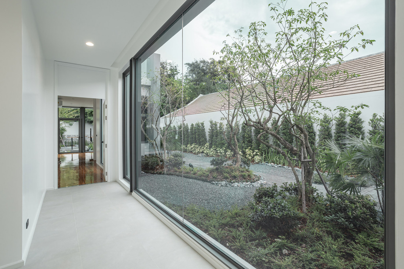 Gian phòng còn lại gồm phòng ngủ chính, phòng thay đồ, phòng tắm chính và phòng đọc sách, được bao quanh bởi ao cá và một khu vườn xanh mát.