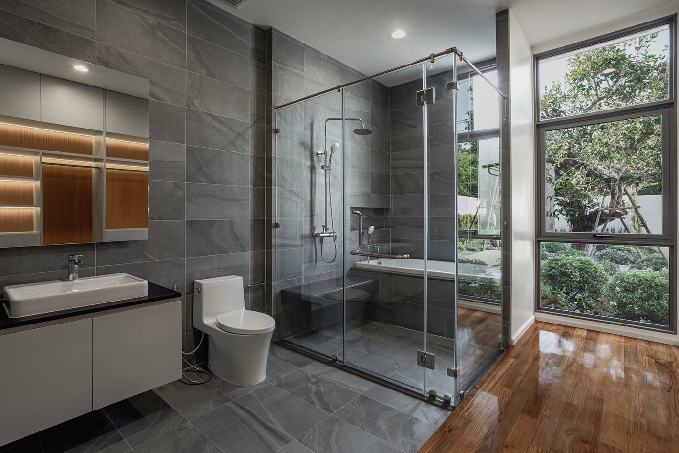 Các bức tường được tạo thành từ trần bê tông đúc, cho thấy sự pha trộn giữa độ mịn và độ nhám trên bề mặt.