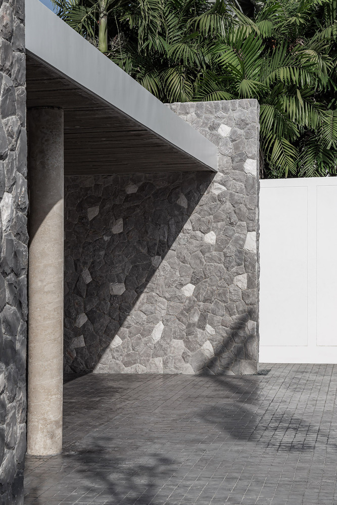 Đối với các phần khác của mái nhà, kiến trúc sư lắp đặt tấm pin mặt trời. Khu vực này độc đáo và đặc biệt vì mỗi buổi sáng và trước khi hoàng hôn, nó mang đến cho người ở một khung cảnh đẹp như tranh vẽ và tầm nhìn toàn cảnh ra núi non.