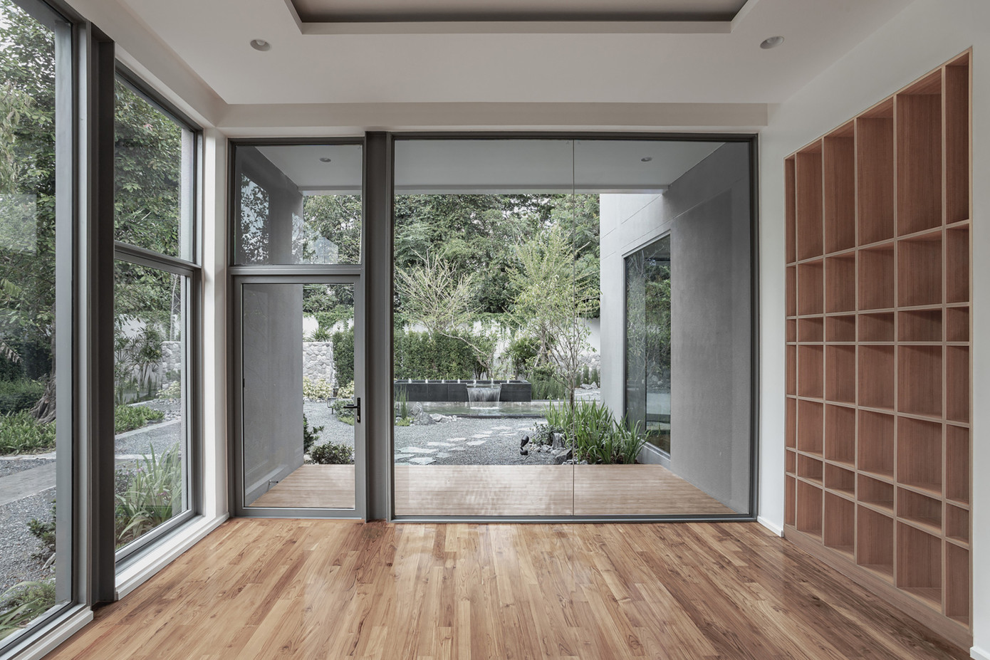 Gian phòng còn lại gồm phòng ngủ chính, phòng thay đồ, phòng tắm chính và phòng đọc sách, được bao quanh bởi ao cá và một khu vườn xanh mát.