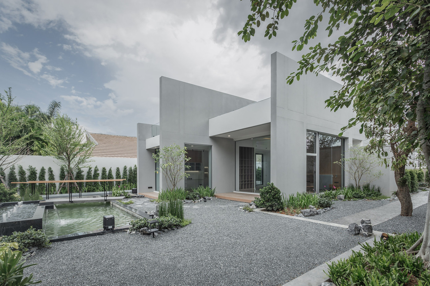 Ngôi nhà này được xây dựng, để đáp ứng yêu cầu về một nơi ở phục vụ việc viết, đọc sách và có không gian để tập thể dục của gia chủ.