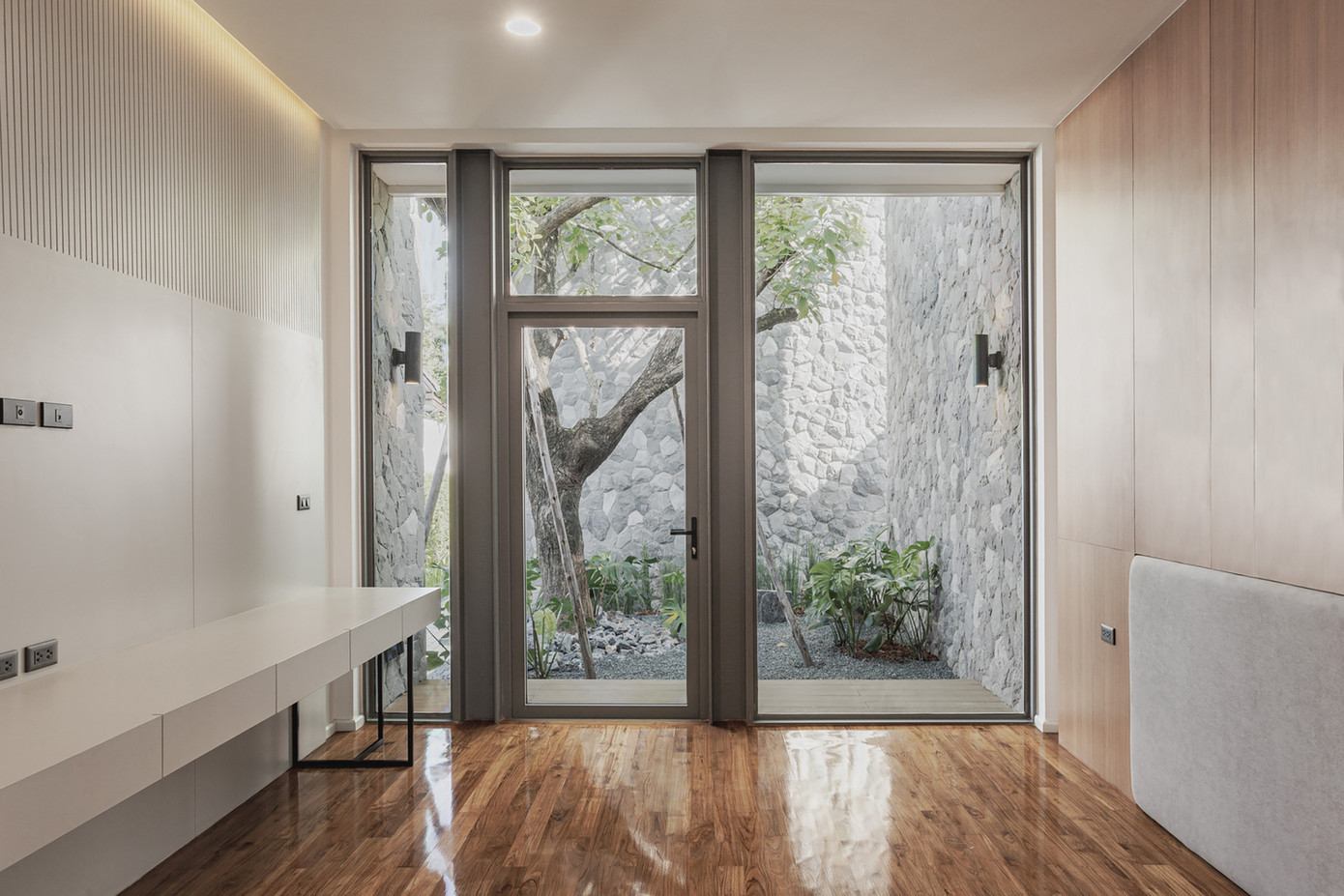 Bể bơi và phòng tập thể dục được bố trí nằm ở trung tâm của hai gian nhà.