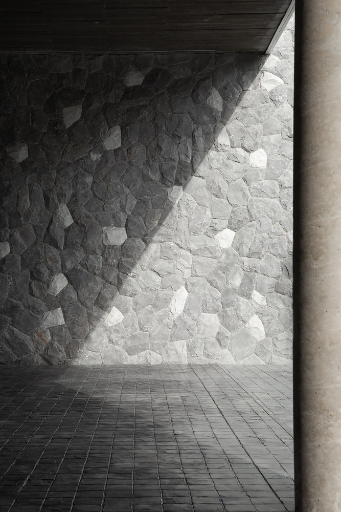 Đối với các phần khác của mái nhà, kiến trúc sư lắp đặt tấm pin mặt trời. Khu vực này độc đáo và đặc biệt vì mỗi buổi sáng và trước khi hoàng hôn, nó mang đến cho người ở một khung cảnh đẹp như tranh vẽ và tầm nhìn toàn cảnh ra núi non.