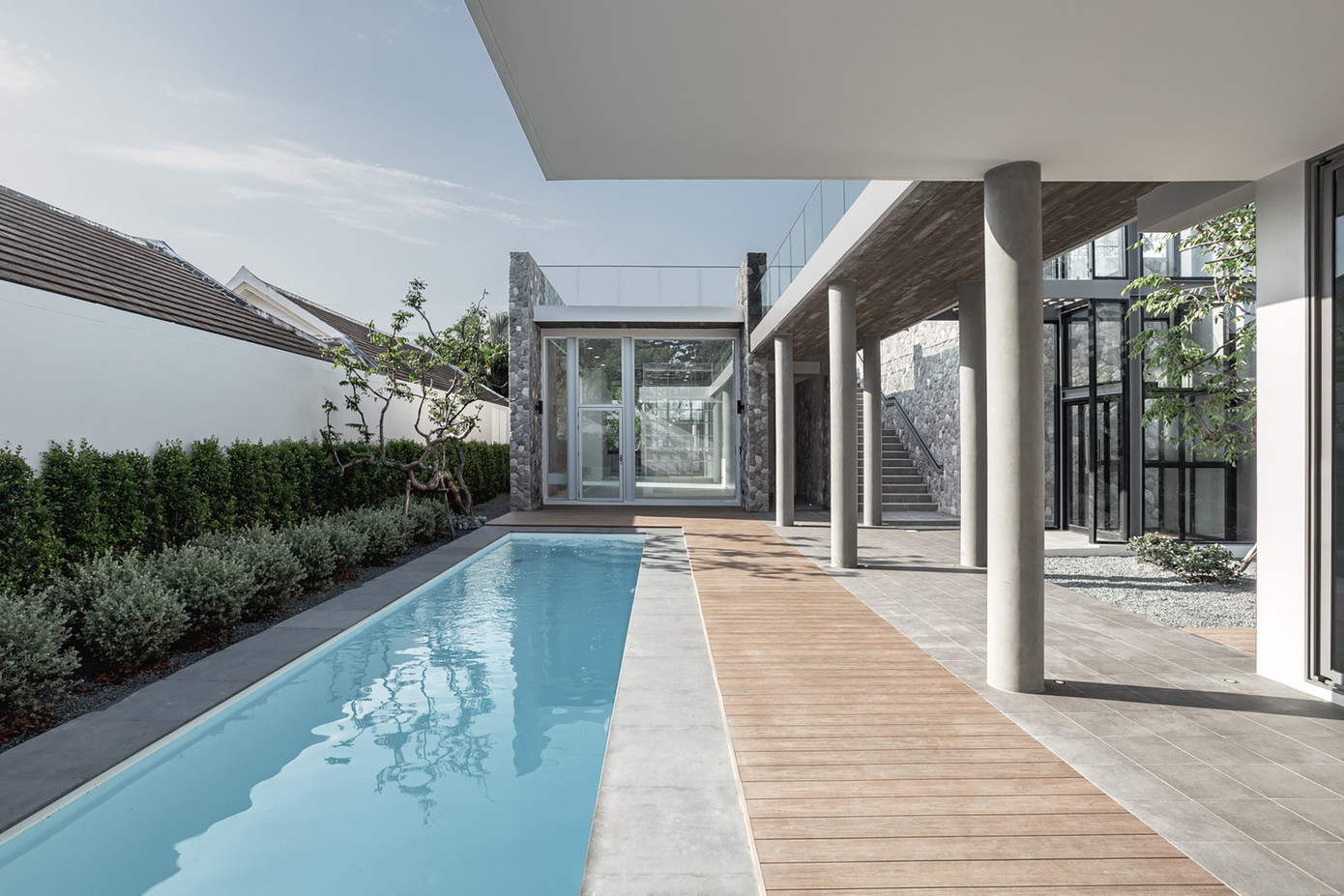 Gian đầu tiên là nơi bố trí phòng ăn, phòng khách. Điểm đặc biệt ở phòng khách là có lối lên sân thượng, giống như đường chạy dài 60m.