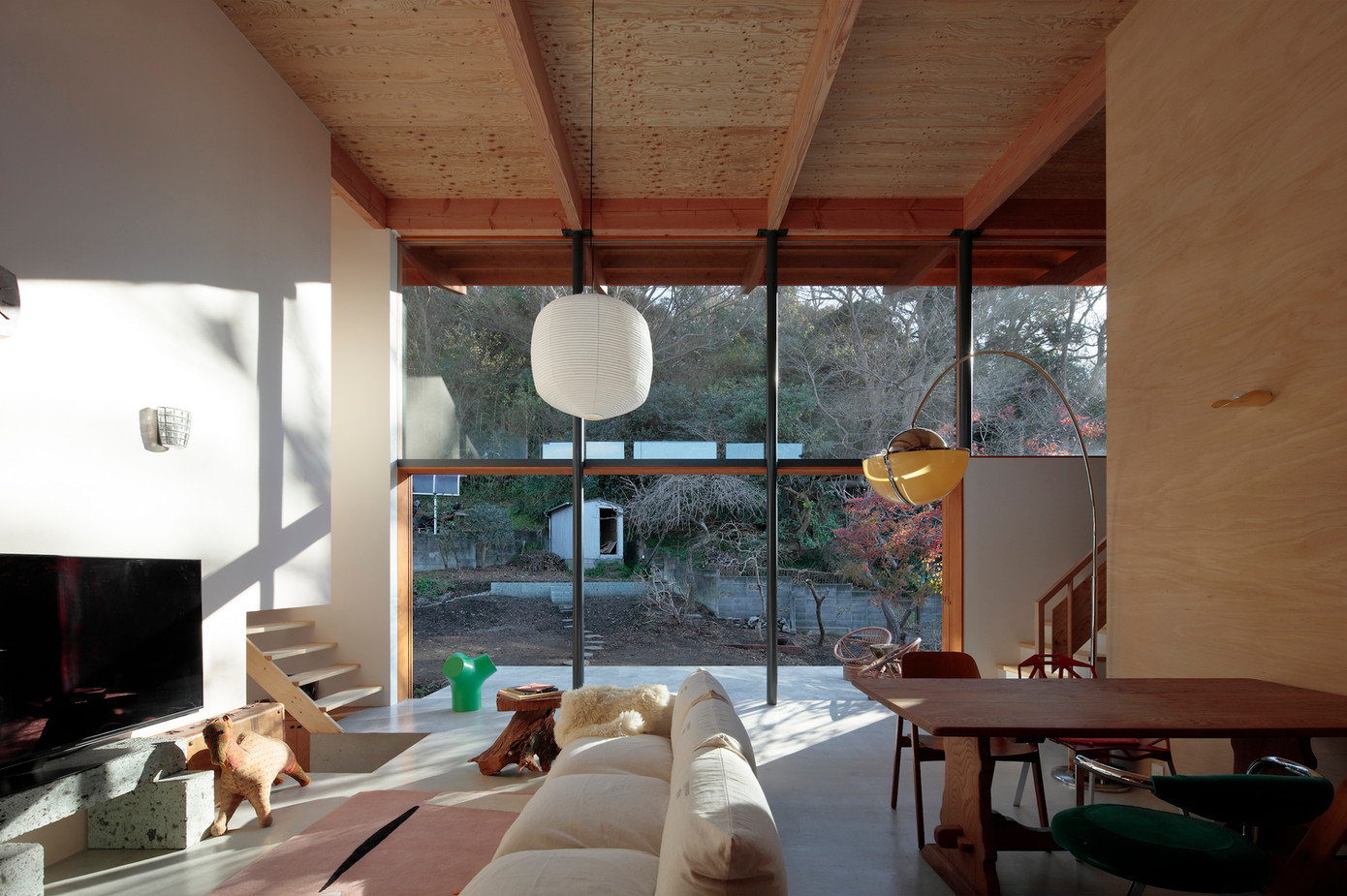 Gỗ là vật liệu chính được sử dụng trong thiết kế nội thất của ngôi nhà, giúp mang đến cảm giác ấm áp, mộc mạc và gần gũi. Đặc biệt, nội thất gỗ không chỉ tạo nên bầu không khí ấm cúng mà còn giúp điều hòa nhiệt độ trong nhà, giữ cho ngôi nhà ấm áp vào mùa đông và mát mẻ vào mùa hè.