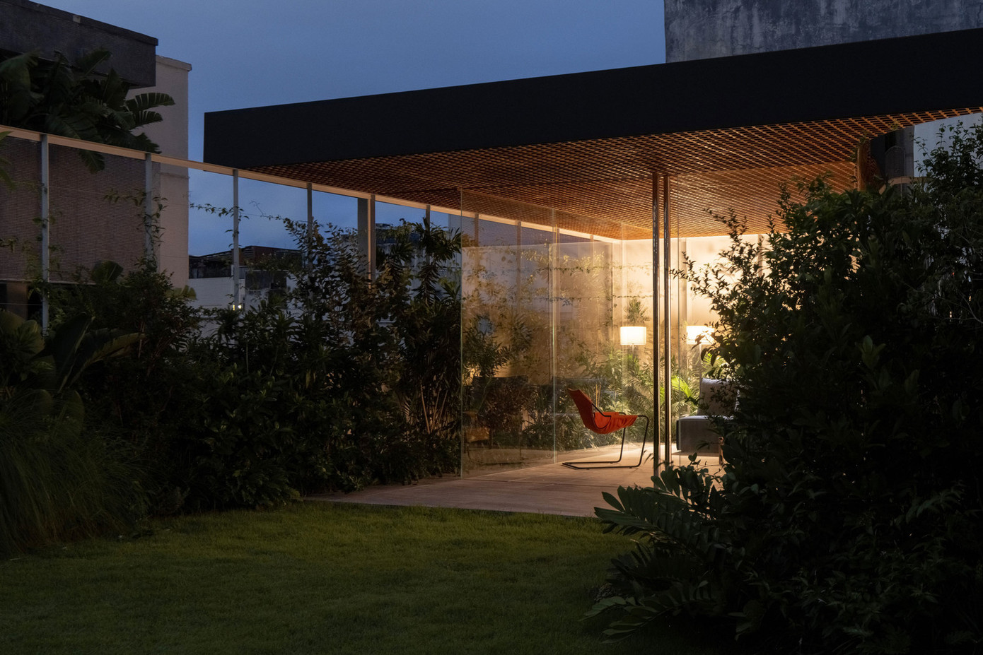 Theo kiến trúc sư, công trình này không phải hẳn là một ngôi nhà, mà là nơi ẩn náu để “chữa lành” tâm hồn sau chuỗi ngày làm việc mệt mỏi mà không phải ra khỏi thành phố, nơi mà bất cứ người dân thành thị nào cũng mong muốn được tận hưởng. Theo kiến trúc sư, công trình này không phải hẳn là một ngôi nhà, mà là nơi ẩn náu để “chữa lành” tâm hồn sau chuỗi ngày làm việc mệt mỏi mà không phải ra khỏi thành phố, nơi mà bất cứ người dân thành thị nào cũng mong muốn được tận hưởng.