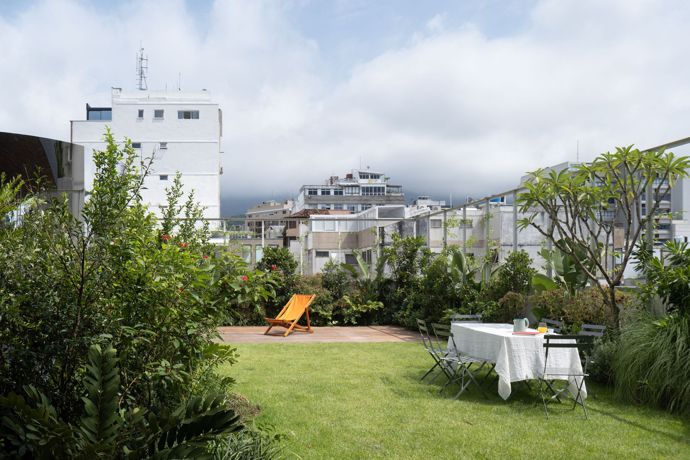 Ngôi nhà tận dụng khu vườn xanh giống như “ốc đảo” ở giữa để điều tiết nhiệt độ và thông gió. Ngôi nhà tận dụng khu vườn xanh giống như “ốc đảo” ở giữa để điều tiết nhiệt độ và thông gió.