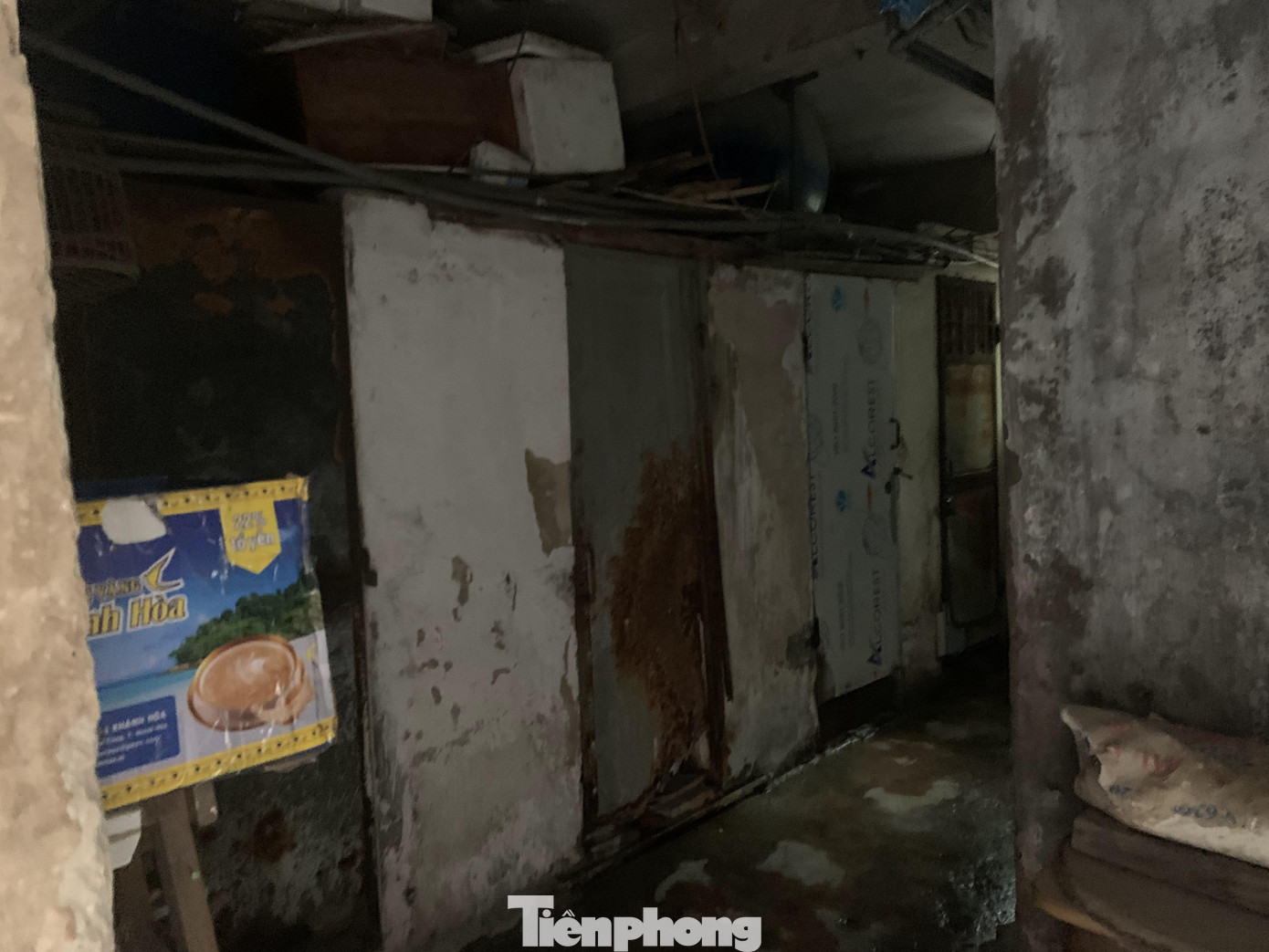 Theo tìm hiểu, khu tập thể của gồm 4 tầng, mỗi tầng 13 phòng và dùng chung một nhà tắm, nhà vệ sinh.