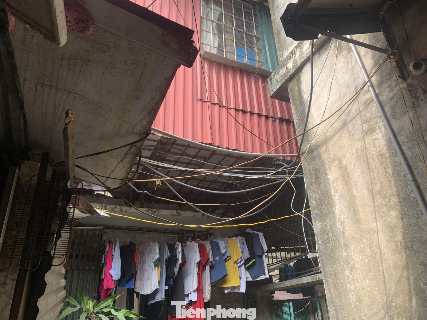 Không những vậy, tình trạng đảm bảo an toàn PCCC ở đây cũng rất đáng báo động. Mạng lưới dây điện của toàn bộ khu nhà đều kéo dây trần chằng chịt, tiềm ẩn nhiều rủi ro về chập cháy điện.