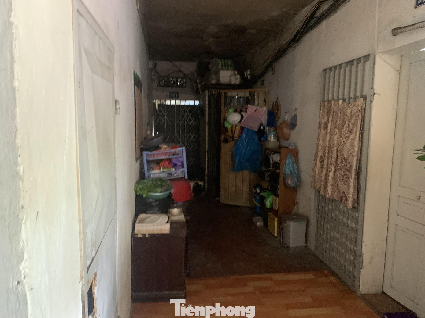 Mỗi phòng ban đầu chỉ có diện tích 18m2 và bố trí cho khoảng 4 - 7 người. Sau đó, các cán bộ tự thương lượng chuyển giao cho công nhân viên khi lập gia đình.