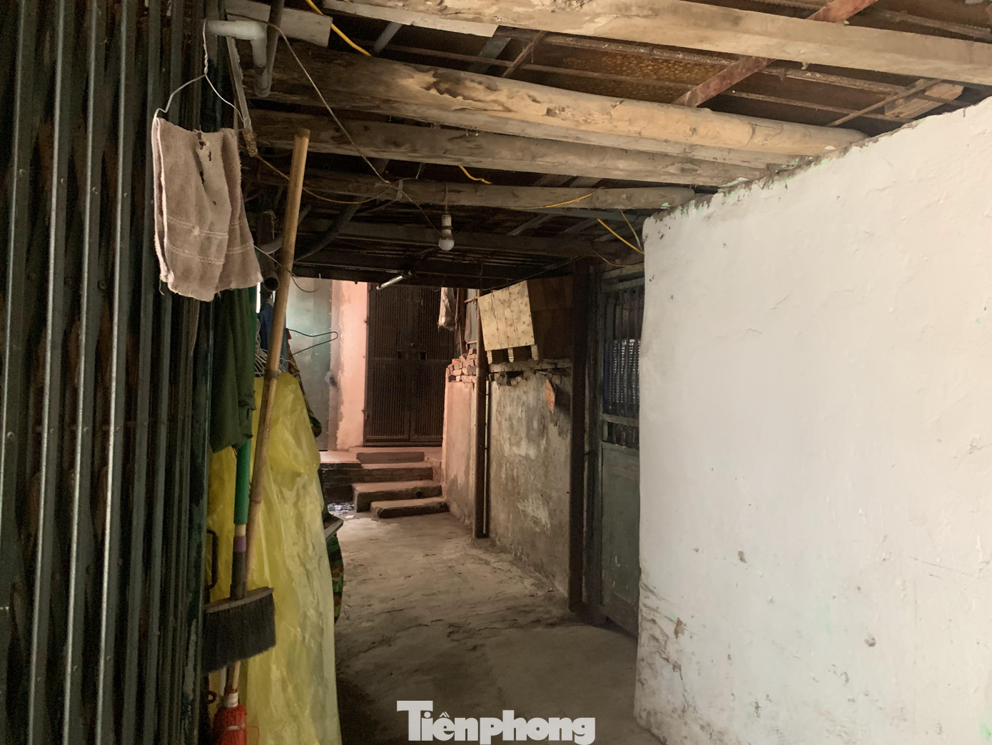 Theo cư dân sinh sống tại Khu tập thể Viện Hóa học thì cả khu nhà bị rung lắc mạnh khi có ô tô hoặc tàu hỏa chạy qua, mưa to thì dột, luôn luôn thiếu sáng. Thậm chí một vài năm gần đây, khu nhà đã có dấu hiệu bị nghiêng.