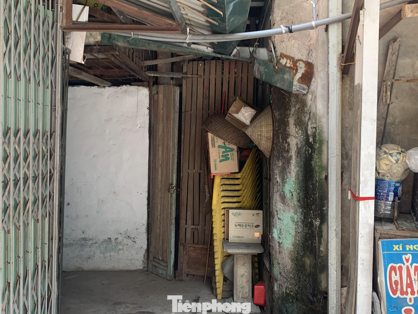 Khu tập thể không được trang bị thiết bị PCCC, trong khi các hộ gia đình vẫn đun bếp than, bếp củi ngay trong nhà.