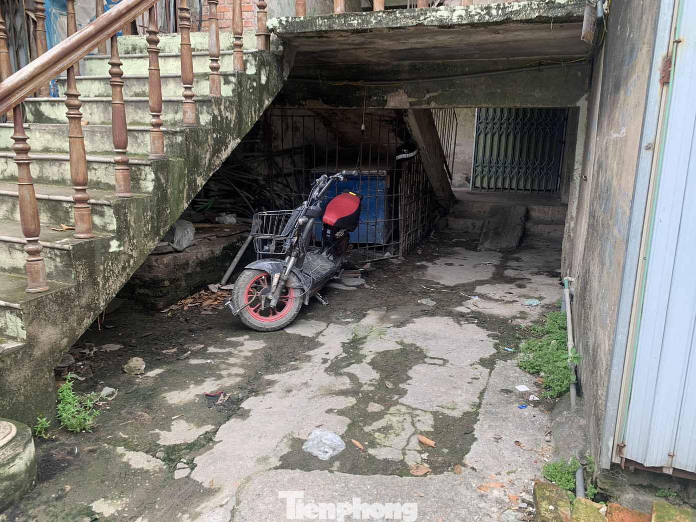 Theo Sở Xây dựng Hà Nội, hiện tại trên địa bàn Thủ đô có 1.579 khu nhà tập thể, nhà chung cư cũ được xây dựng trong giai đoạn 1960-1992 và hầu hết đã xuống cấp nghiêm trọng. Mặc dù Hà Nội đã có chương trình đầu tư xây mới, cải tạo, thay thế nhà tập thể, chung cư cũ, nhưng đến tháng 4/2024 mới chỉ hoàn thành hơn 1,1%.