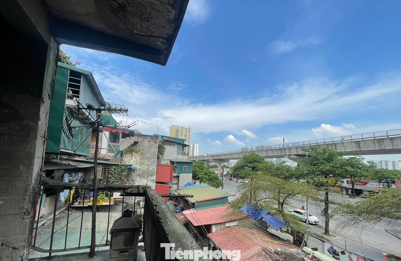 Theo ghi nhận của PV, trải qua hơn 5 thập kỷ và nhiều lần chuyển giao nhân khẩu, tình trạng cơi nới trái phép và xuống cấp nghiêm trọng của khu tập thể này khiến nhiều người lo sợ sẽ sập bất cứ lúc nào.