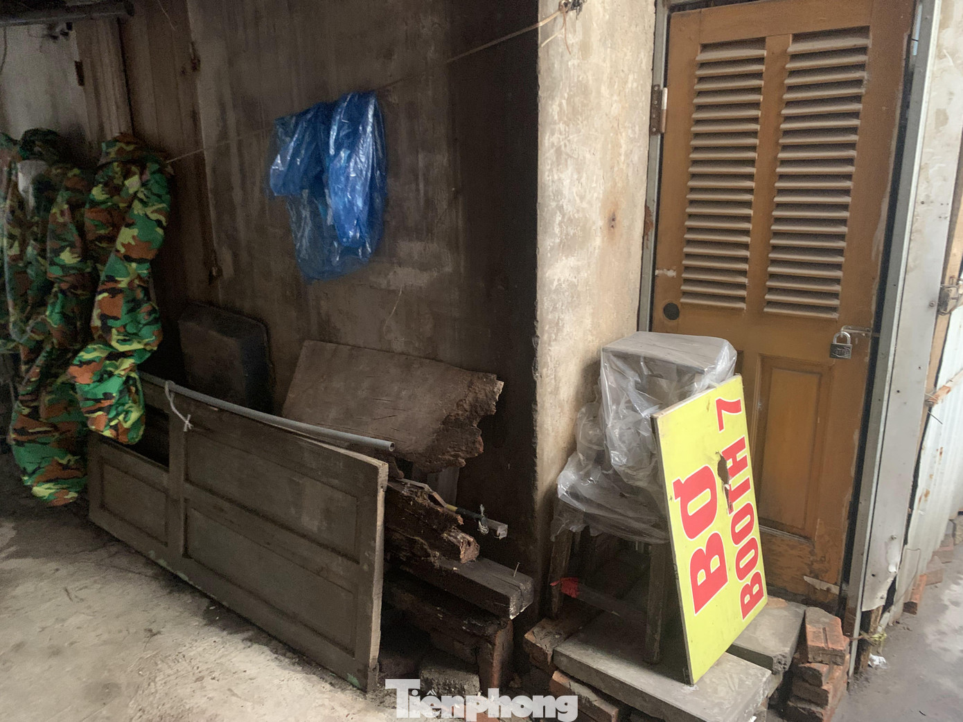 Nhiều hộ gia đình còn chiếm dụng hành lang làm khu vực để đồ đạc và nấu ăn, ngăn chặn lối thoát nạn khi có hỏa hoạn xảy ra.