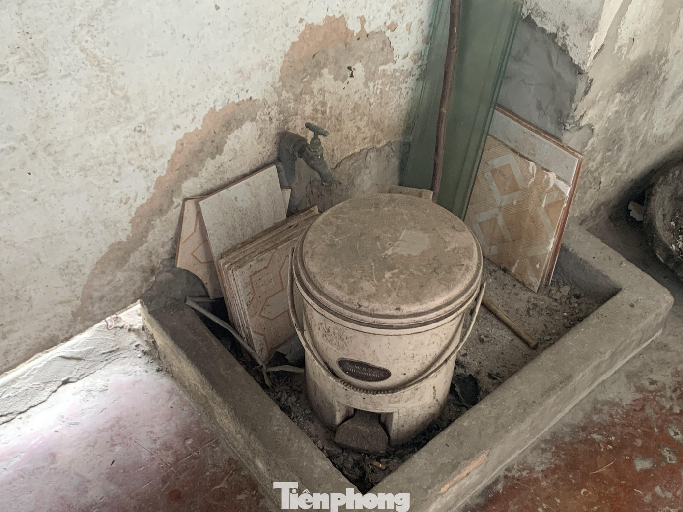 Khu tập thể không được trang bị thiết bị PCCC, trong khi các hộ gia đình vẫn đun bếp than, bếp củi ngay trong nhà.