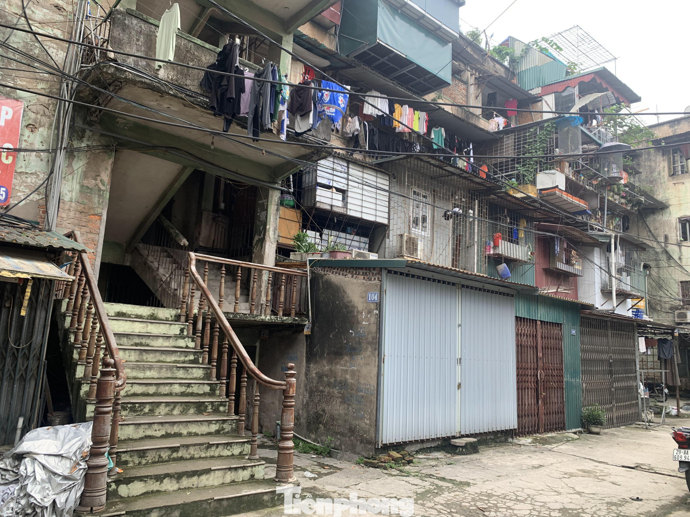 Theo ghi nhận của PV, trải qua hơn 5 thập kỷ và nhiều lần chuyển giao nhân khẩu, tình trạng cơi nới trái phép và xuống cấp nghiêm trọng của khu tập thể này khiến nhiều người lo sợ sẽ sập bất cứ lúc nào.