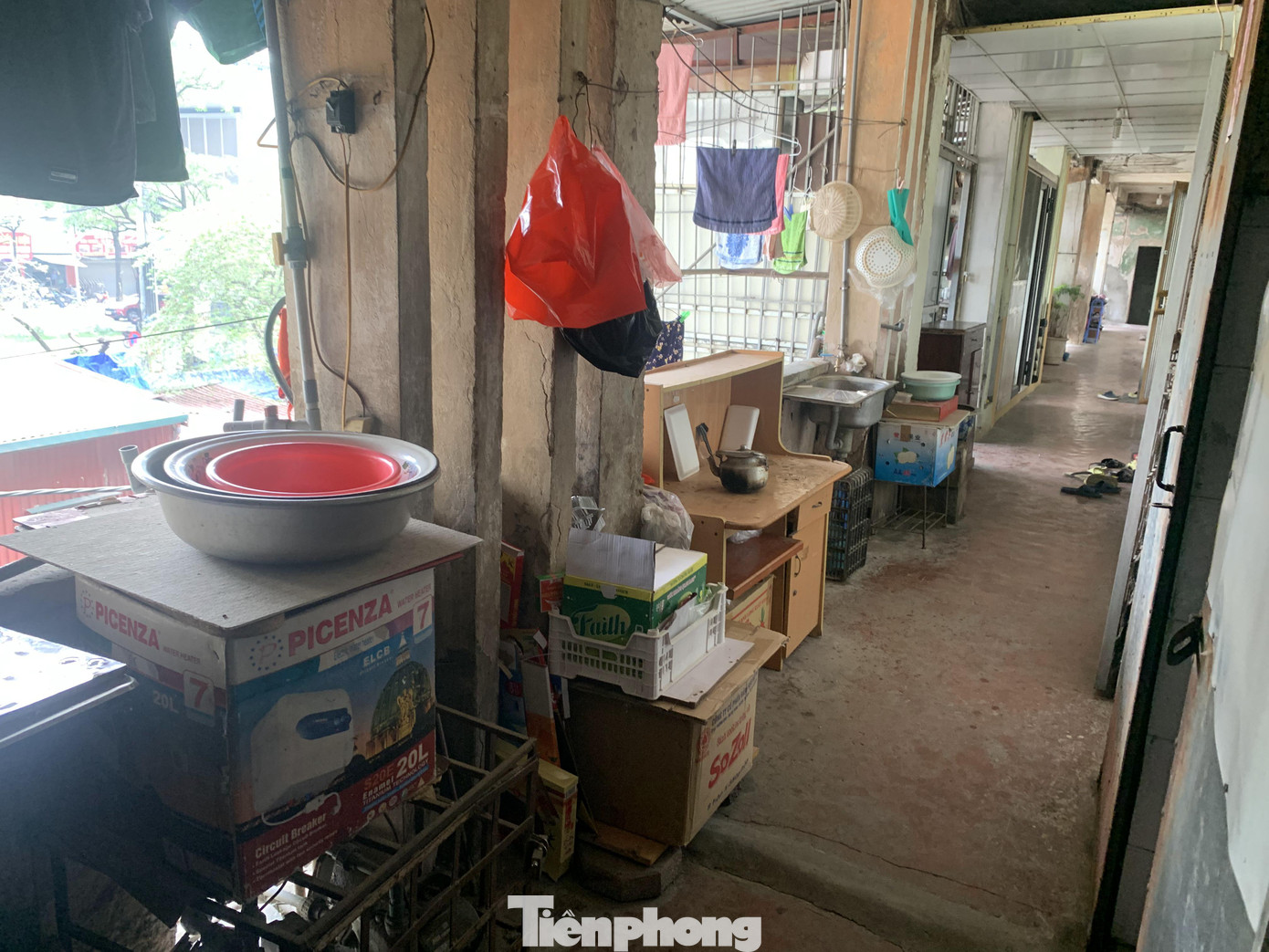 Nhiều hộ gia đình còn chiếm dụng hành lang làm khu vực để đồ đạc và nấu ăn, ngăn chặn lối thoát nạn khi có hỏa hoạn xảy ra.