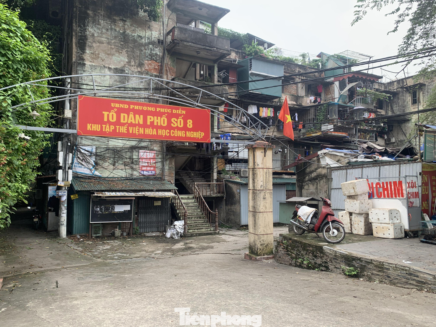 Khu tập thể Viện Hóa học Công nghiệp Việt Nam được xây dựng từ những năm 70 của thế kỷ XX. Mục đích ban đầu của khu nhà là cung cấp nơi ở cho cán bộ, nhân viên độc thân của Viện.