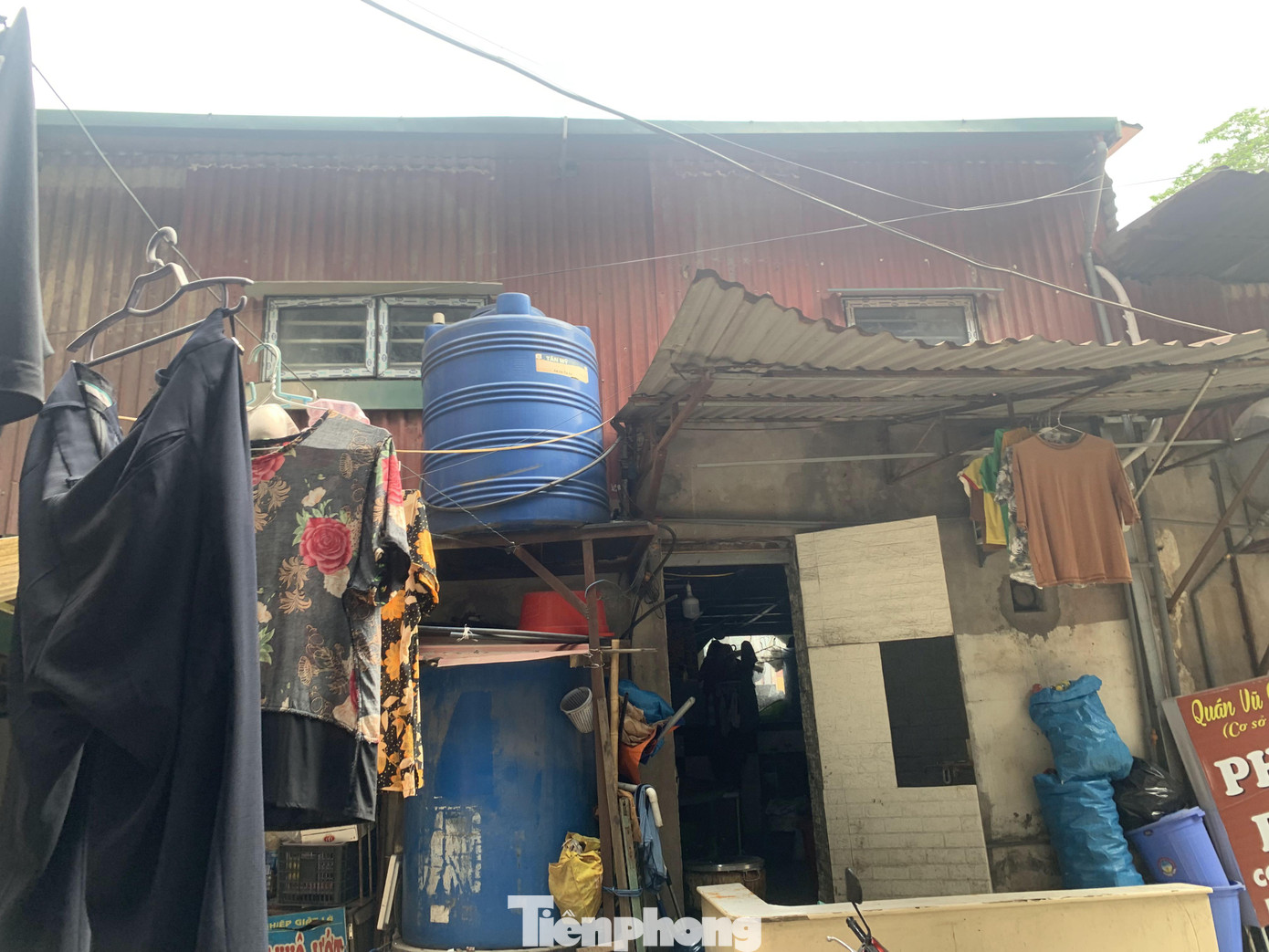 Mỗi phòng ban đầu chỉ có diện tích 18m2 và bố trí cho khoảng 4 - 7 người. Sau đó, các cán bộ tự thương lượng chuyển giao cho công nhân viên khi lập gia đình.