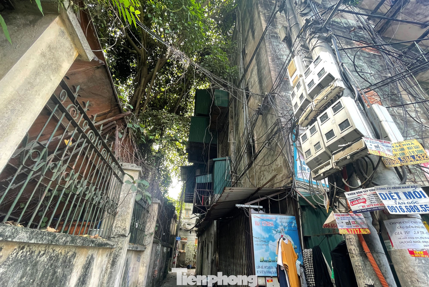 Không những vậy, tình trạng đảm bảo an toàn PCCC ở đây cũng rất đáng báo động. Mạng lưới dây điện của toàn bộ khu nhà đều kéo dây trần chằng chịt, tiềm ẩn nhiều rủi ro về chập cháy điện.